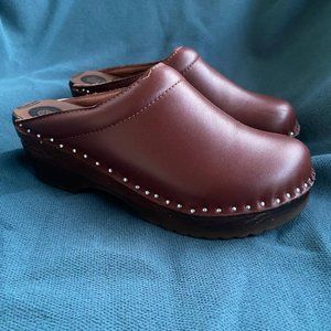 DaVinci Saskia Maroon Clogs (Size 36)